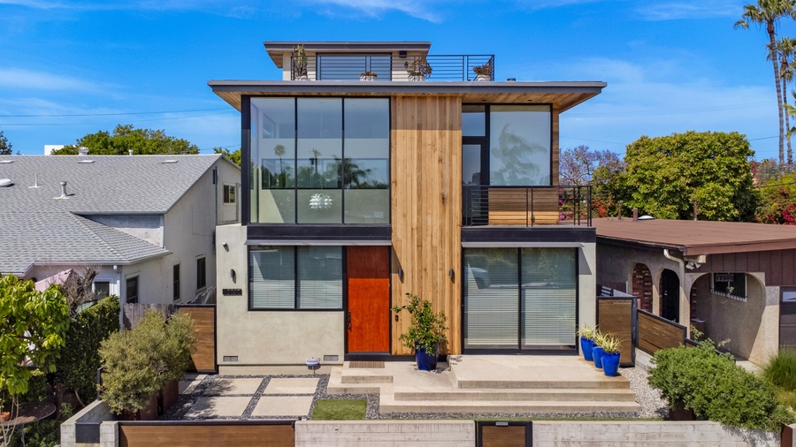 Beautiful two-story volume home in Cloy Avenue Venice